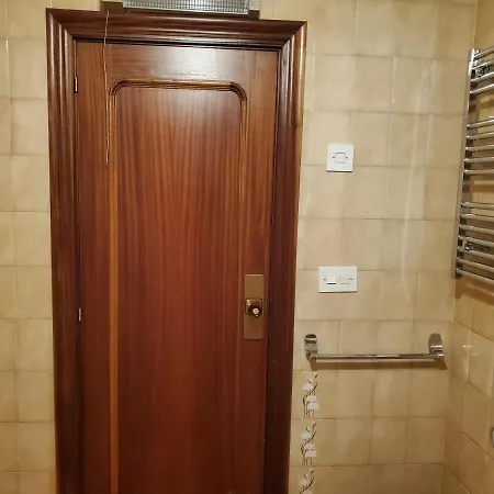 Lovely Bedroom In A Shared In The Center Of 홈스테이 *