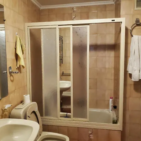 Lovely Bedroom In A Shared In The Center Of 홈스테이 *